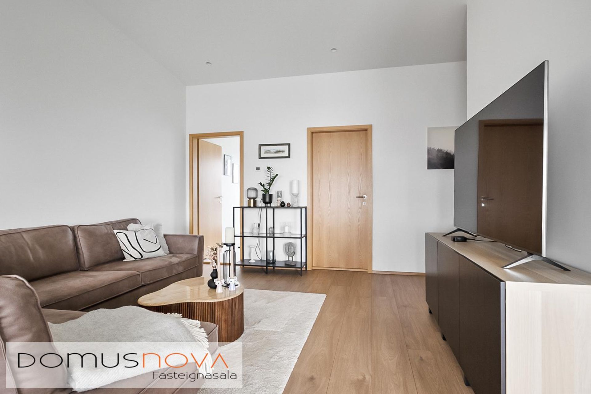 Krossvellir 2, 301 Hval