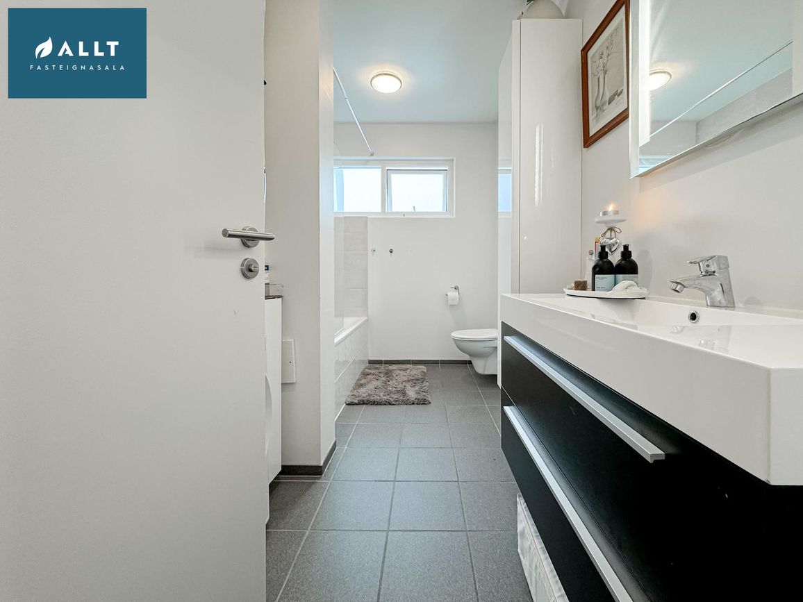 Tjarnabraut 14, 260 Reykjanesbær