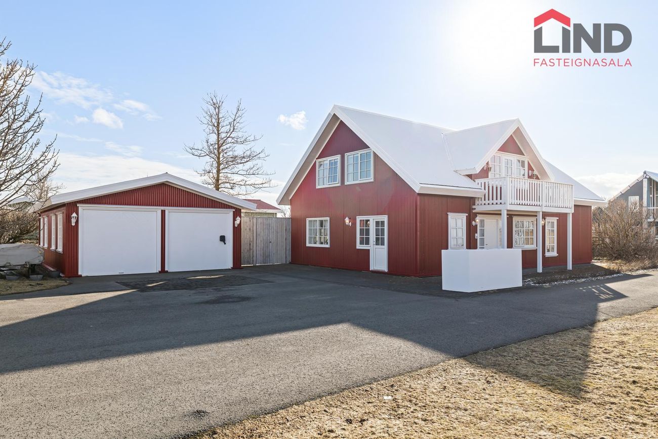 Miðskógar 11, 225 Garðabær