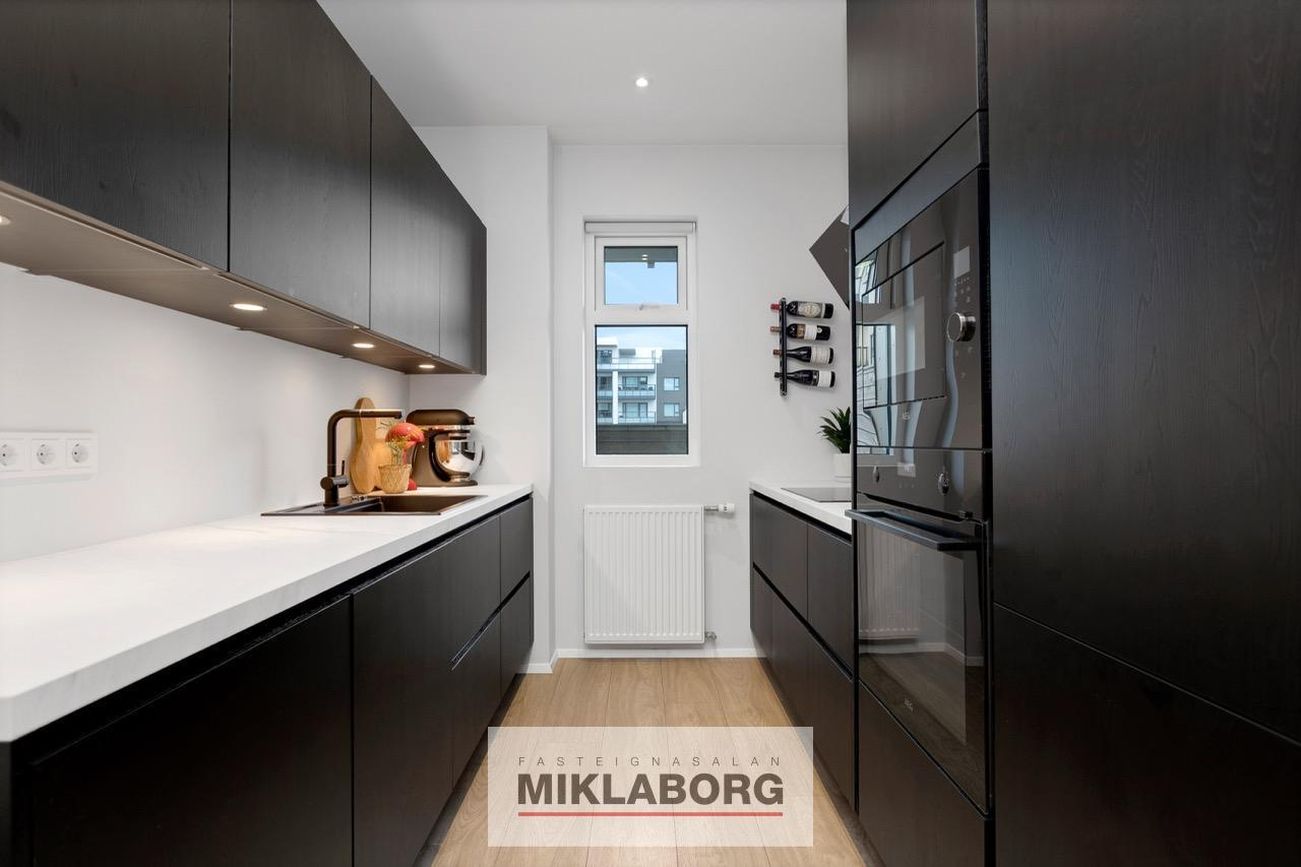 Fálkahlíð 3, 102 Reykjavík