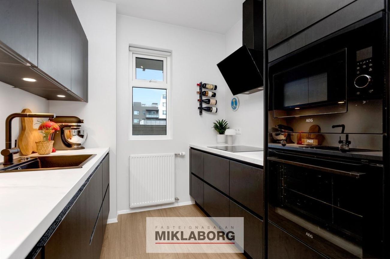 Fálkahlíð 3, 102 Reykjavík