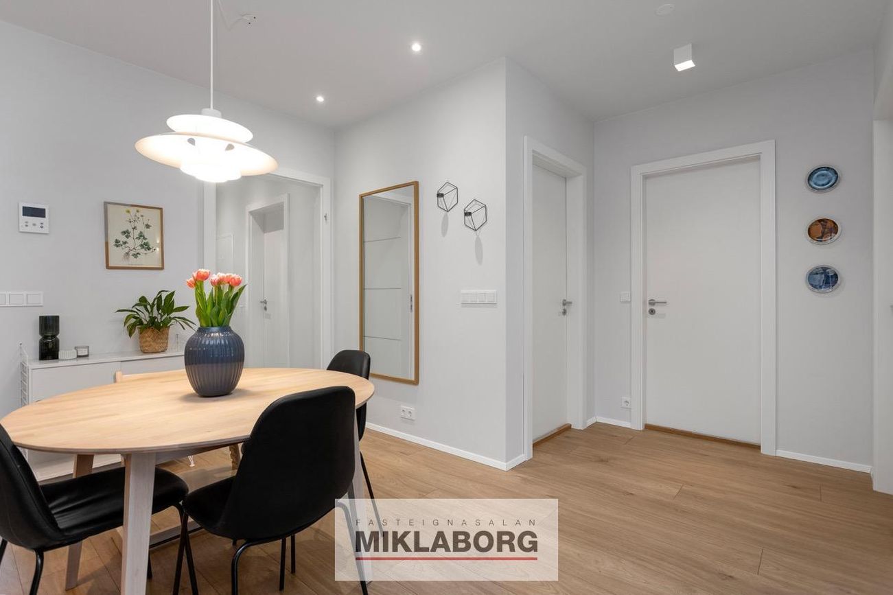 Fálkahlíð 3, 102 Reykjavík