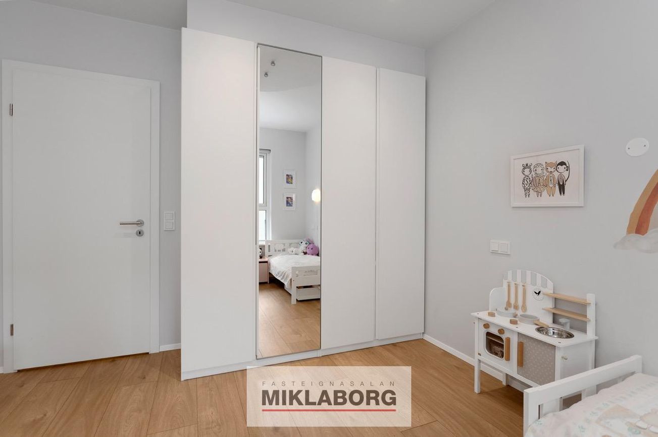 Fálkahlíð 3, 102 Reykjavík