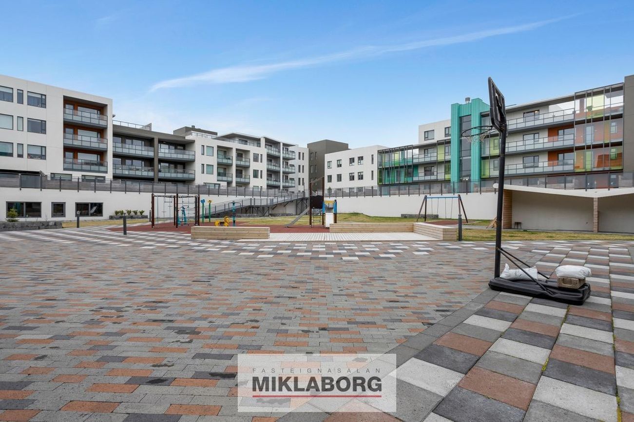 Fálkahlíð 3, 102 Reykjavík