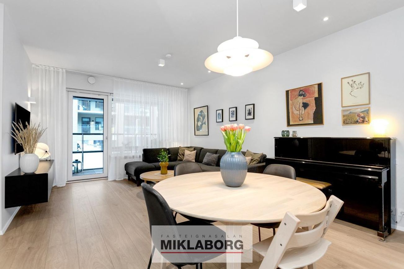 Fálkahlíð 3, 102 Reykjavík