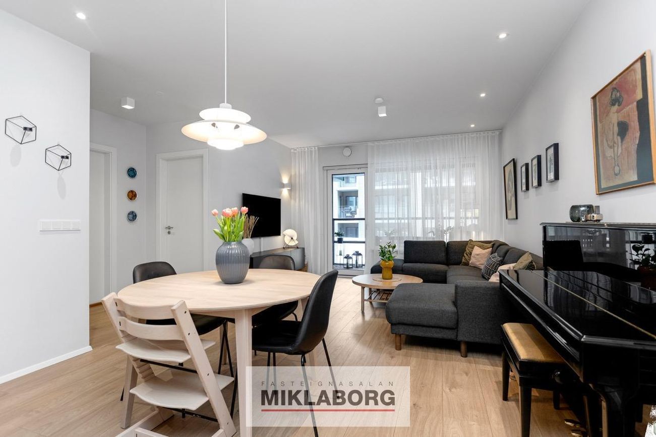 Fálkahlíð 3, 102 Reykjavík