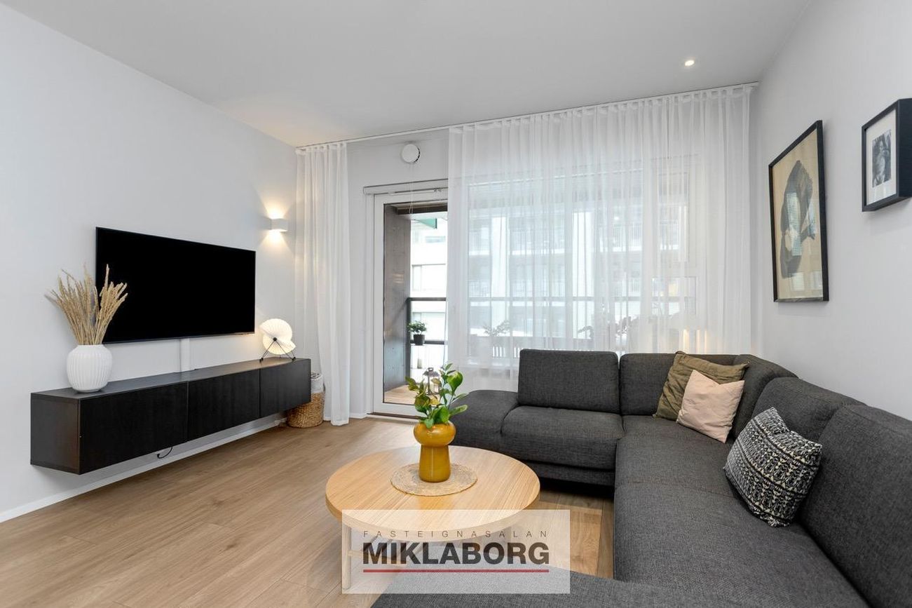 Fálkahlíð 3, 102 Reykjavík