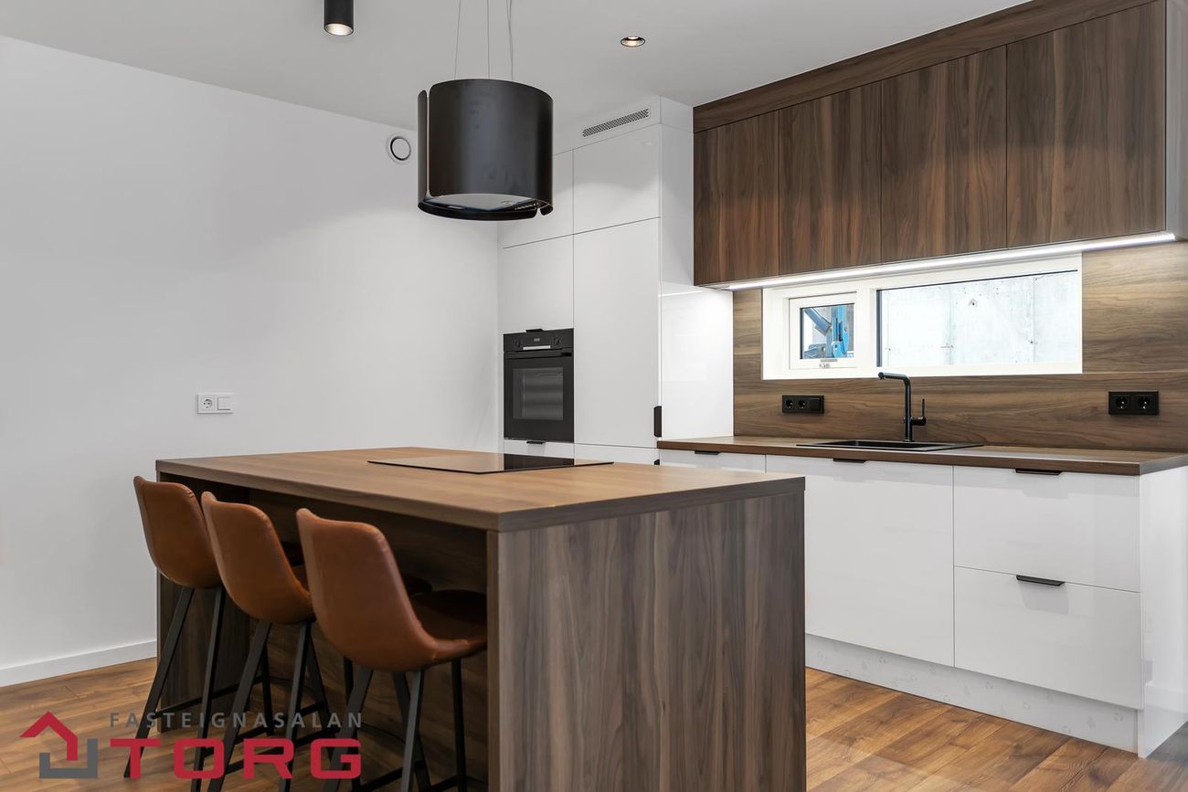 Grensásvegur 1F - 0402, 108 Reykjavík