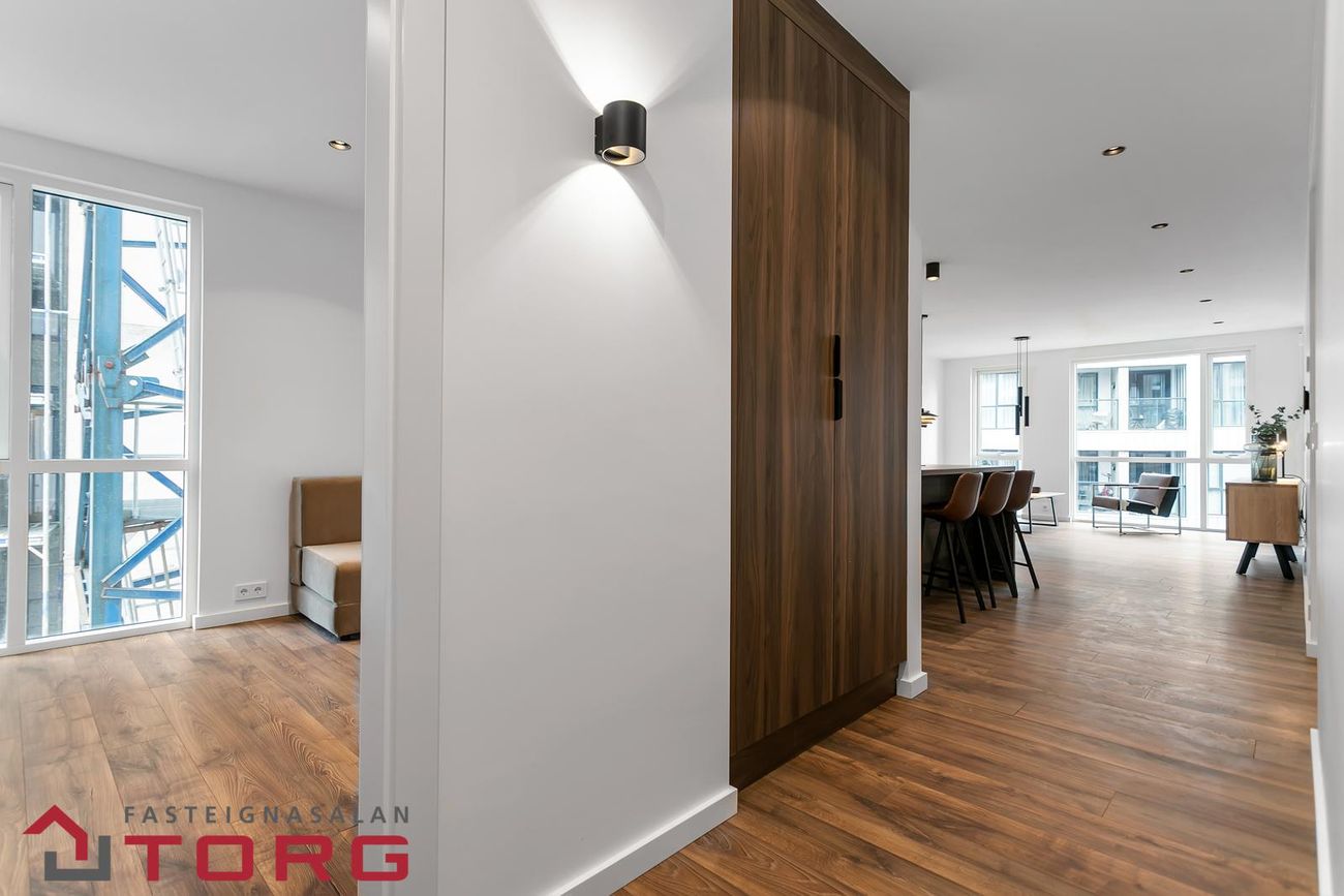 Grensásvegur 1F - 0402, 108 Reykjavík