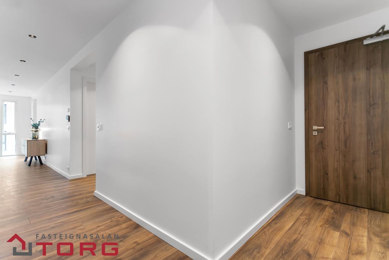 Grensásvegur 1F - 0402, 108 Reykjavík