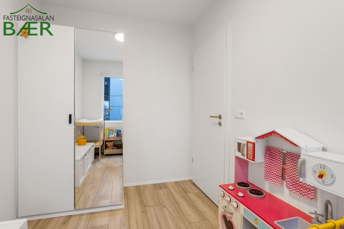 Jöfursbás 11B, 112 Reykjavík