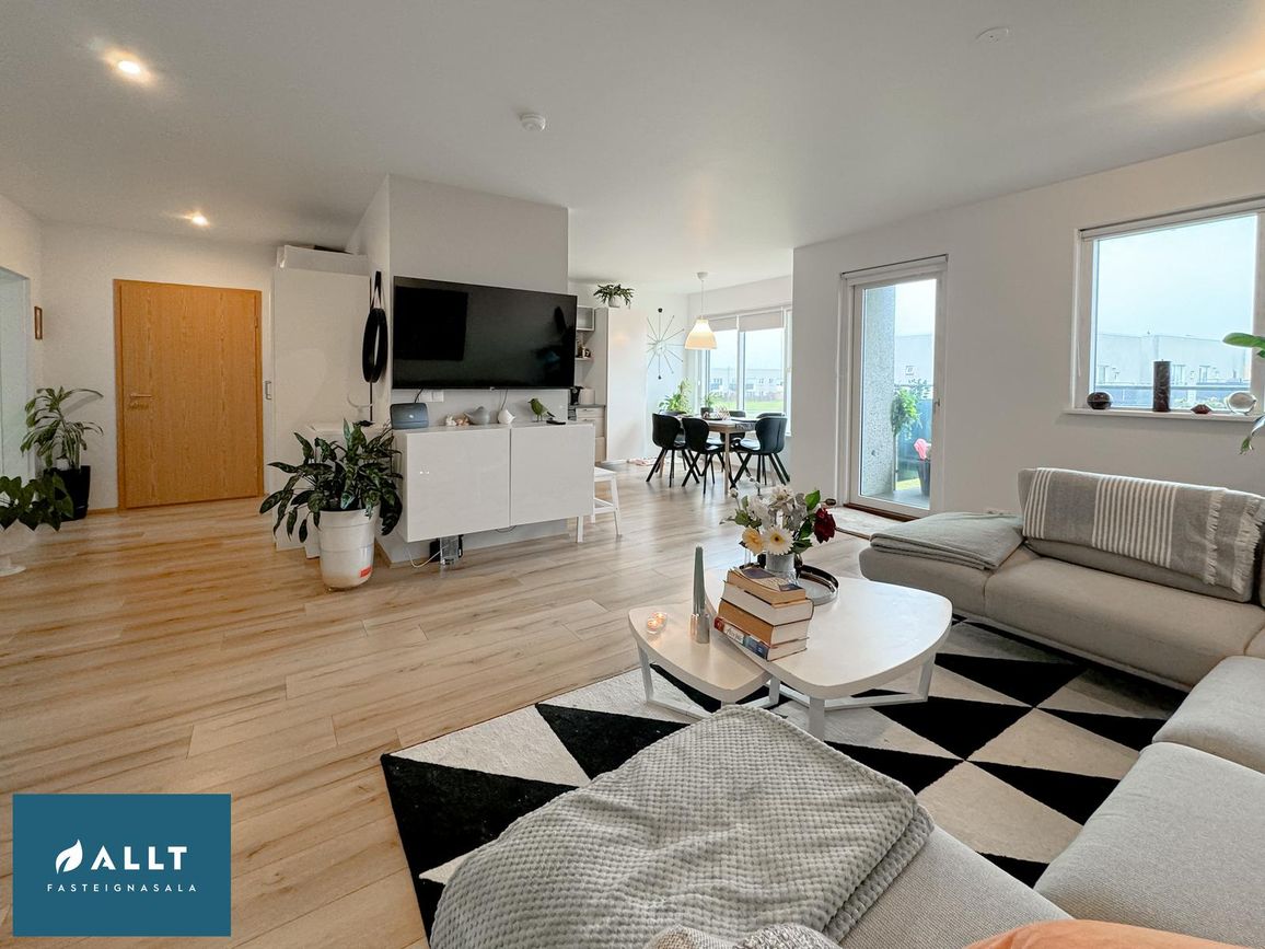 Tjarnabraut 14, 260 Reykjanesbær