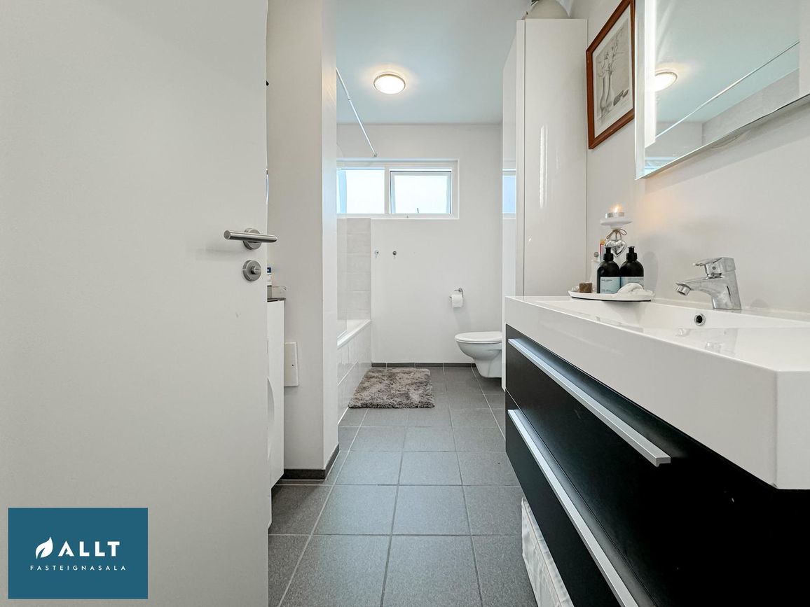 Tjarnabraut 14, 260 Reykjanesbær