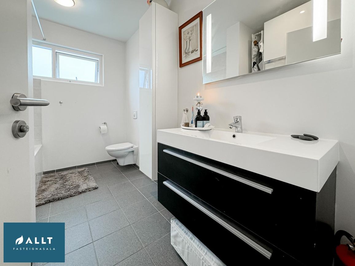 Tjarnabraut 14, 260 Reykjanesbær