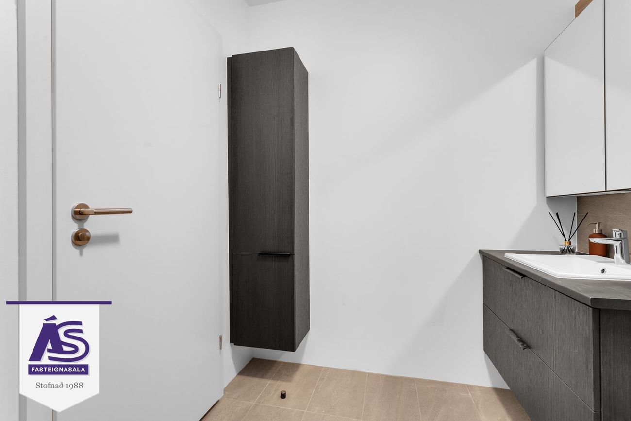 Hringhamar 23, 221 Hafnarfjörður