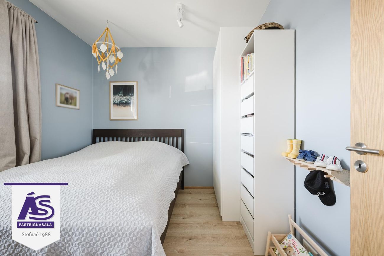 Krossvellir 4 - 0104, 301 Hval