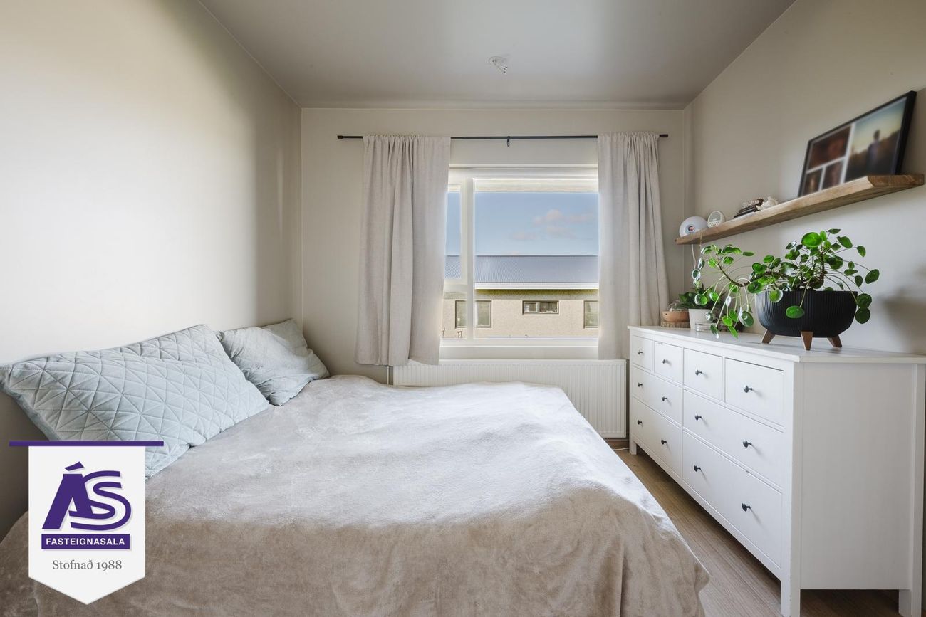 Krossvellir 4 - 0104, 301 Hval