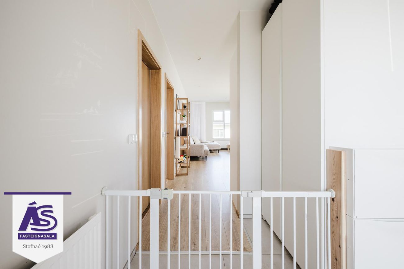 Krossvellir 4 - 0104, 301 Hval