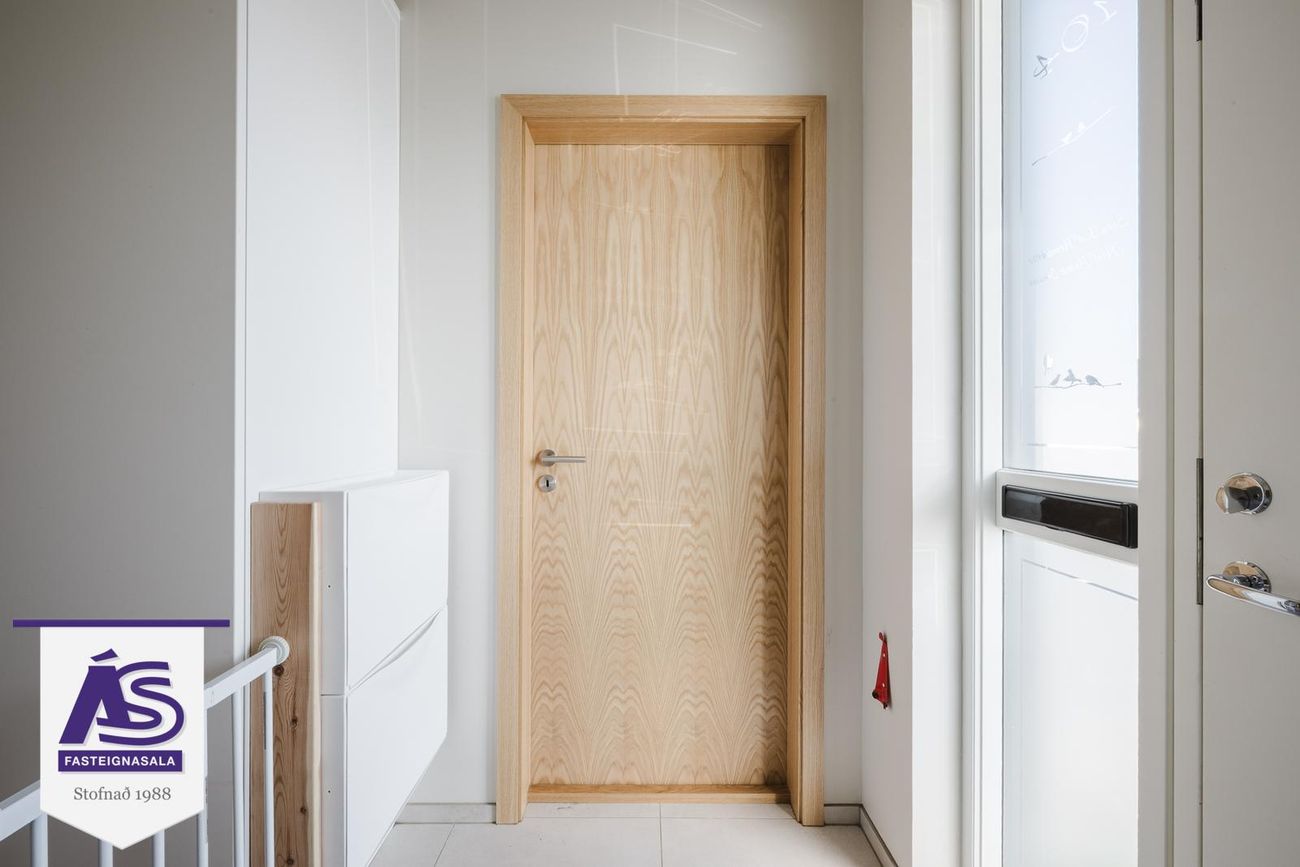 Krossvellir 4 - 0104, 301 Hval