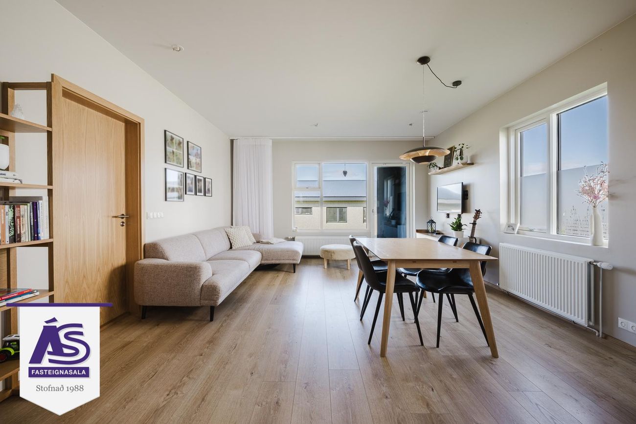 Krossvellir 4 - 0104, 301 Hval