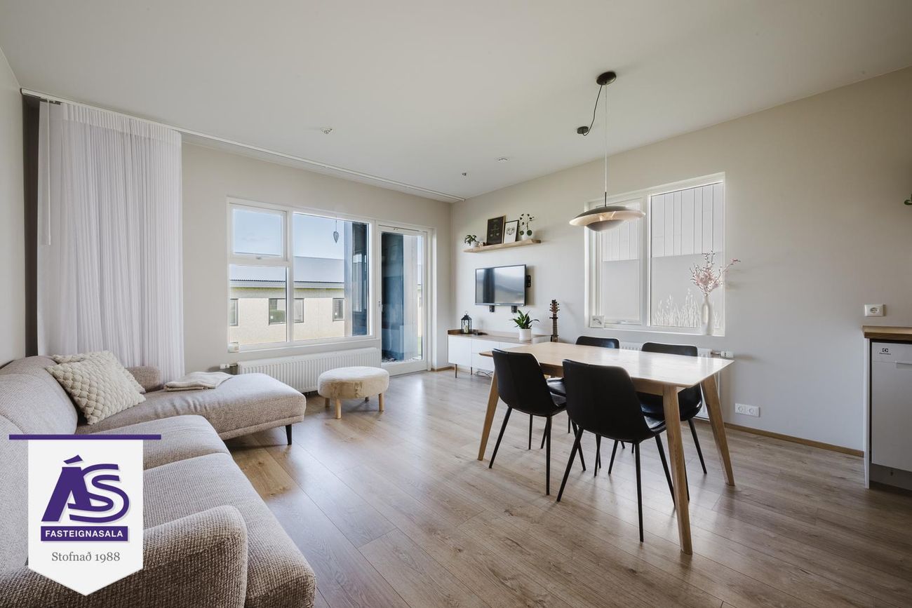 Krossvellir 4 - 0104, 301 Hval