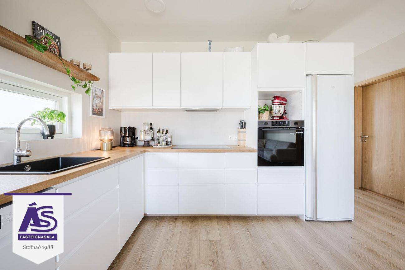 Krossvellir 4 - 0104, 301 Hval