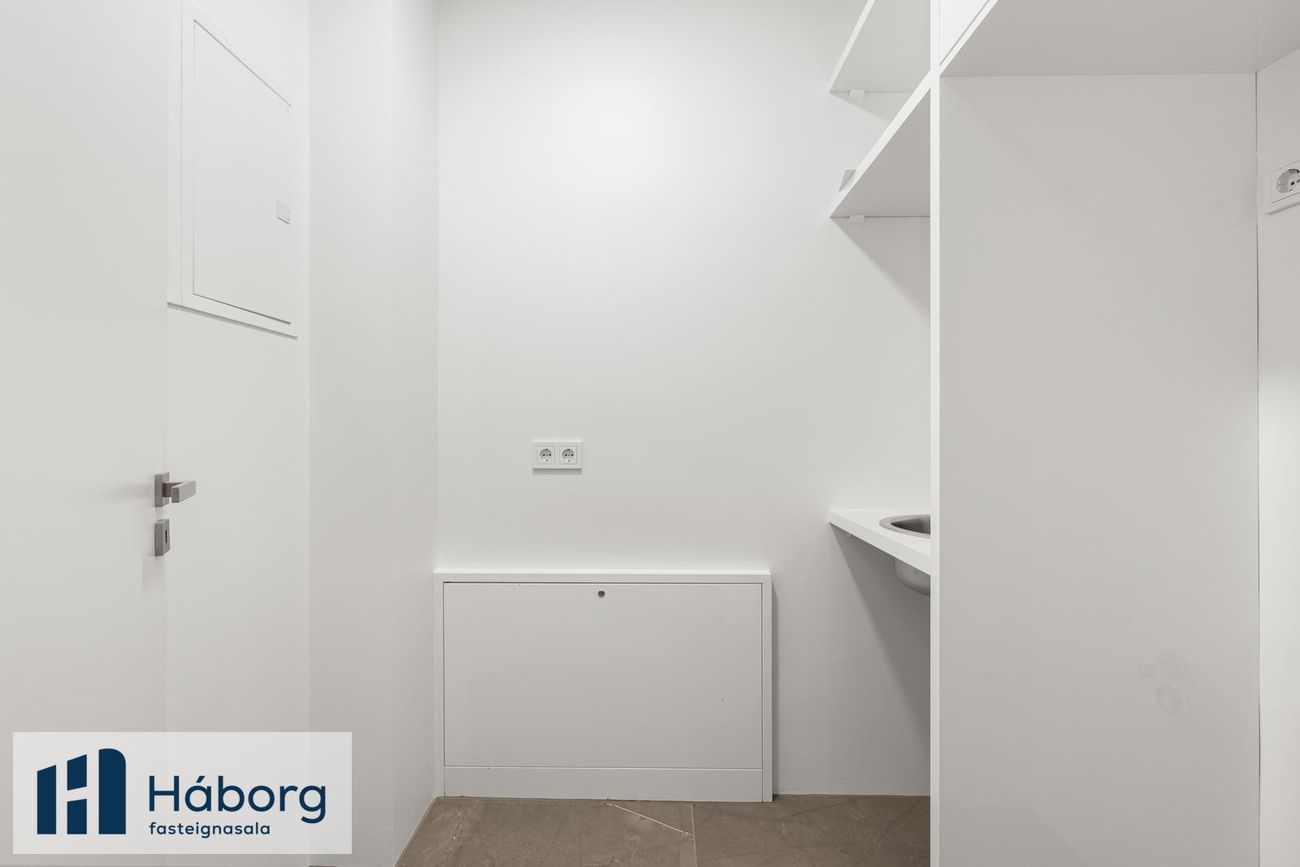 Grensásvegur 1A, 108 Reykjavík