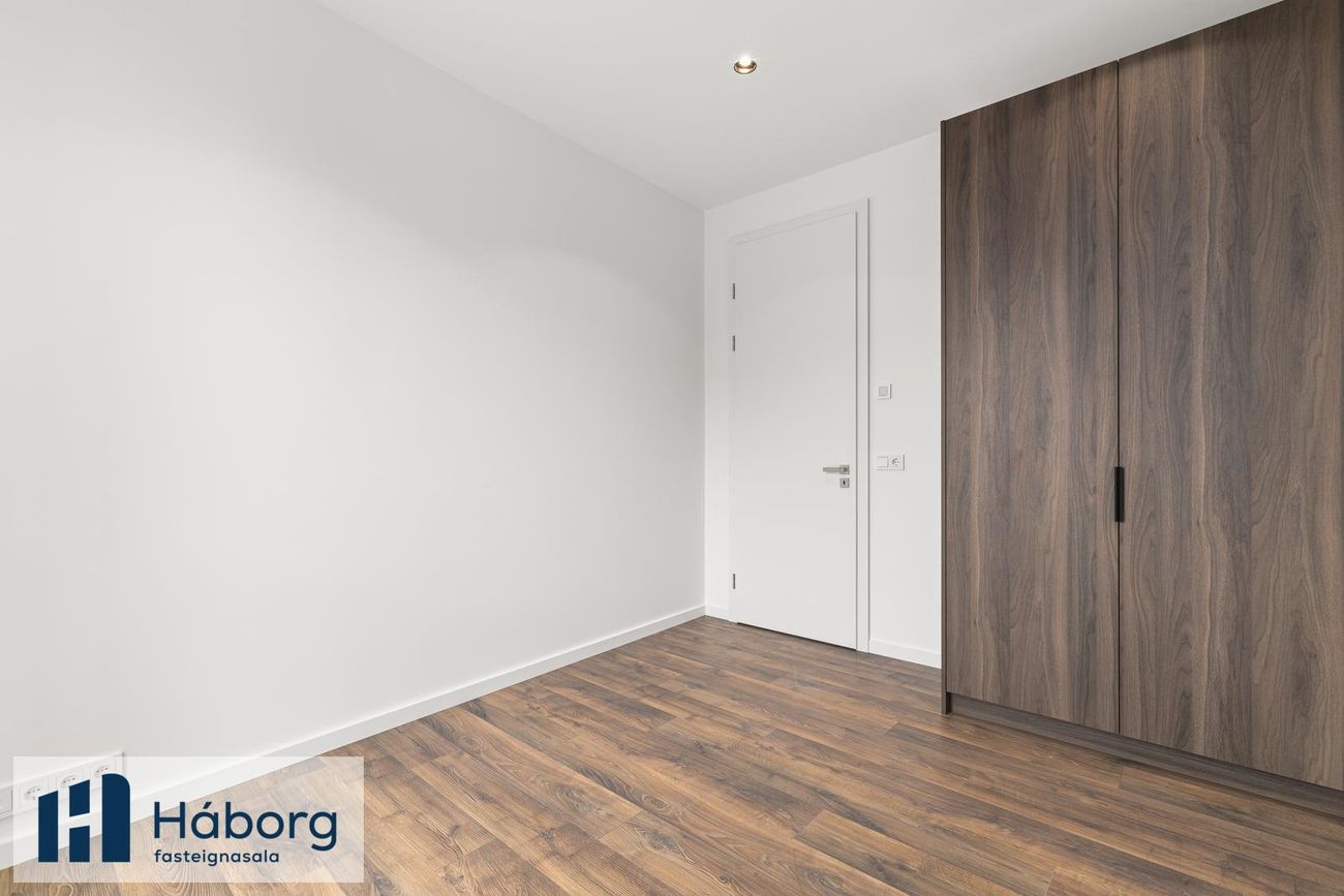 Grensásvegur 1A, 108 Reykjavík