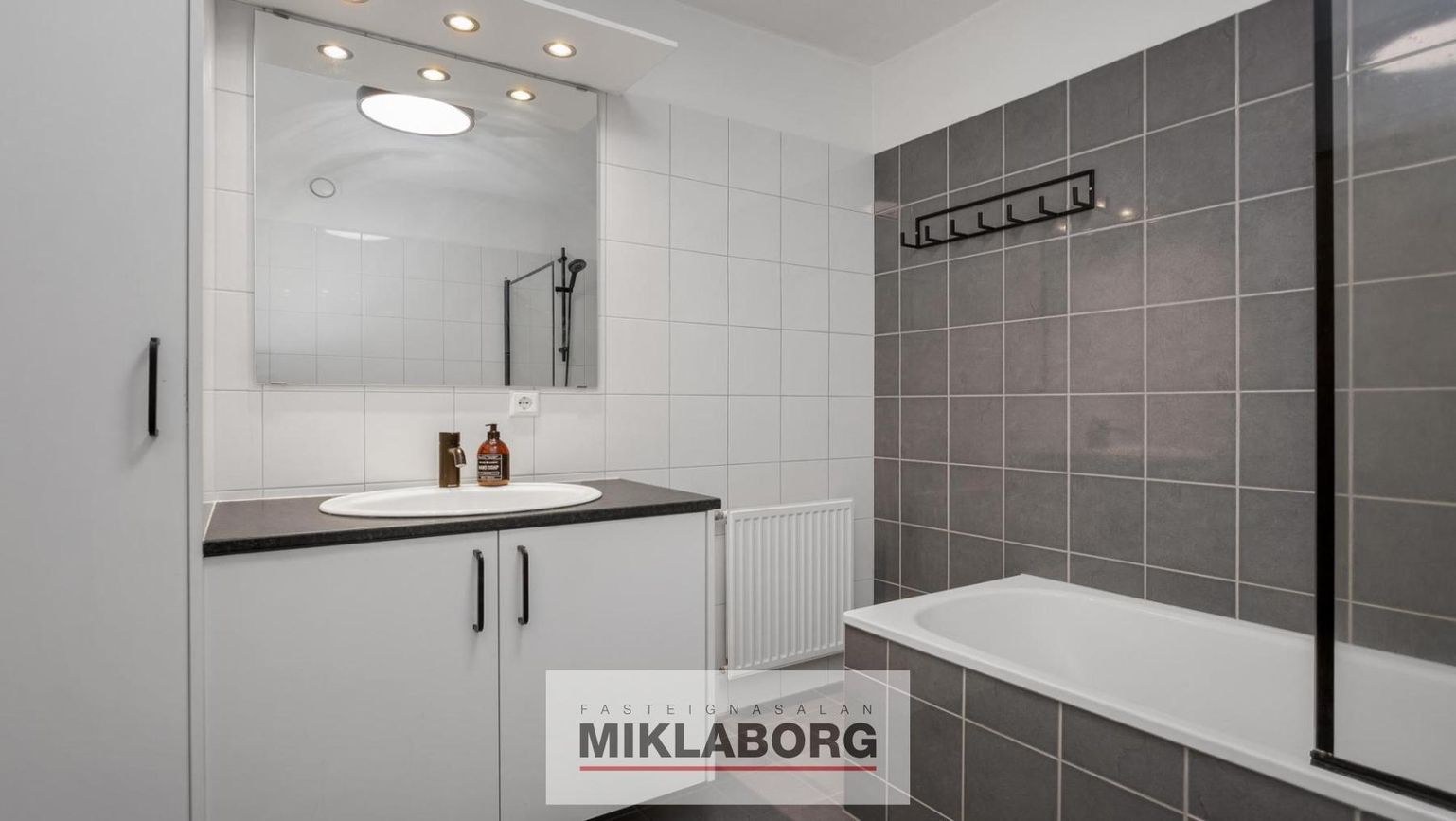Eskivellir 21A, 221 Hafnarfjörður