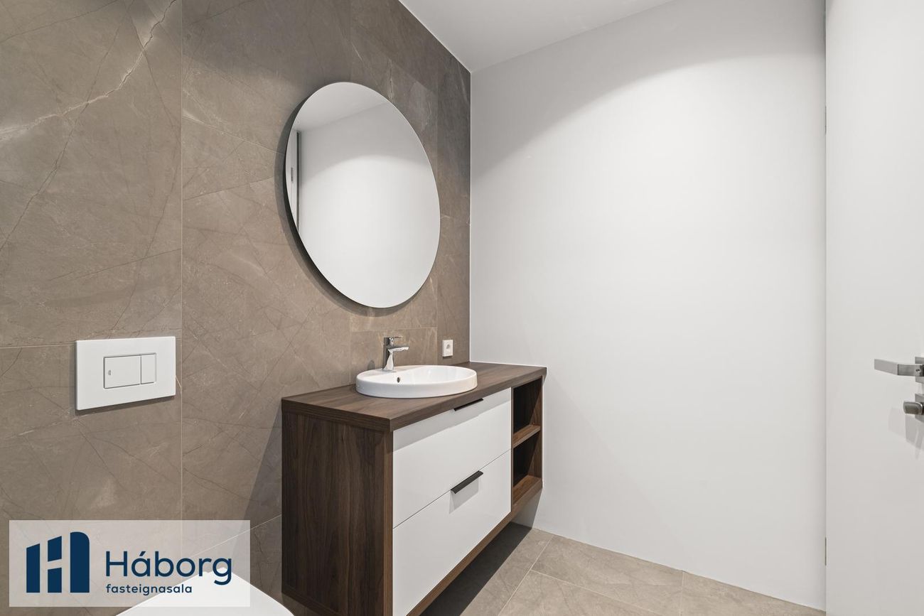 Grensásvegur 1C, 108 Reykjavík