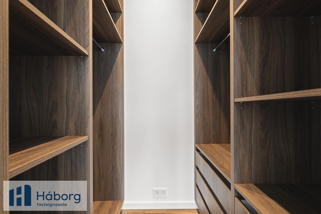 Grensásvegur 1C, 108 Reykjavík