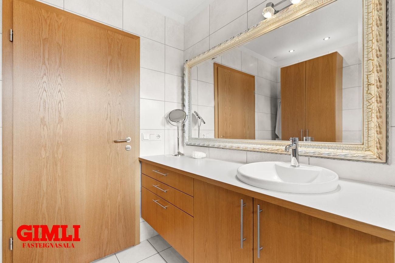 Þórðarsveigur 30, 113 Reykjavík