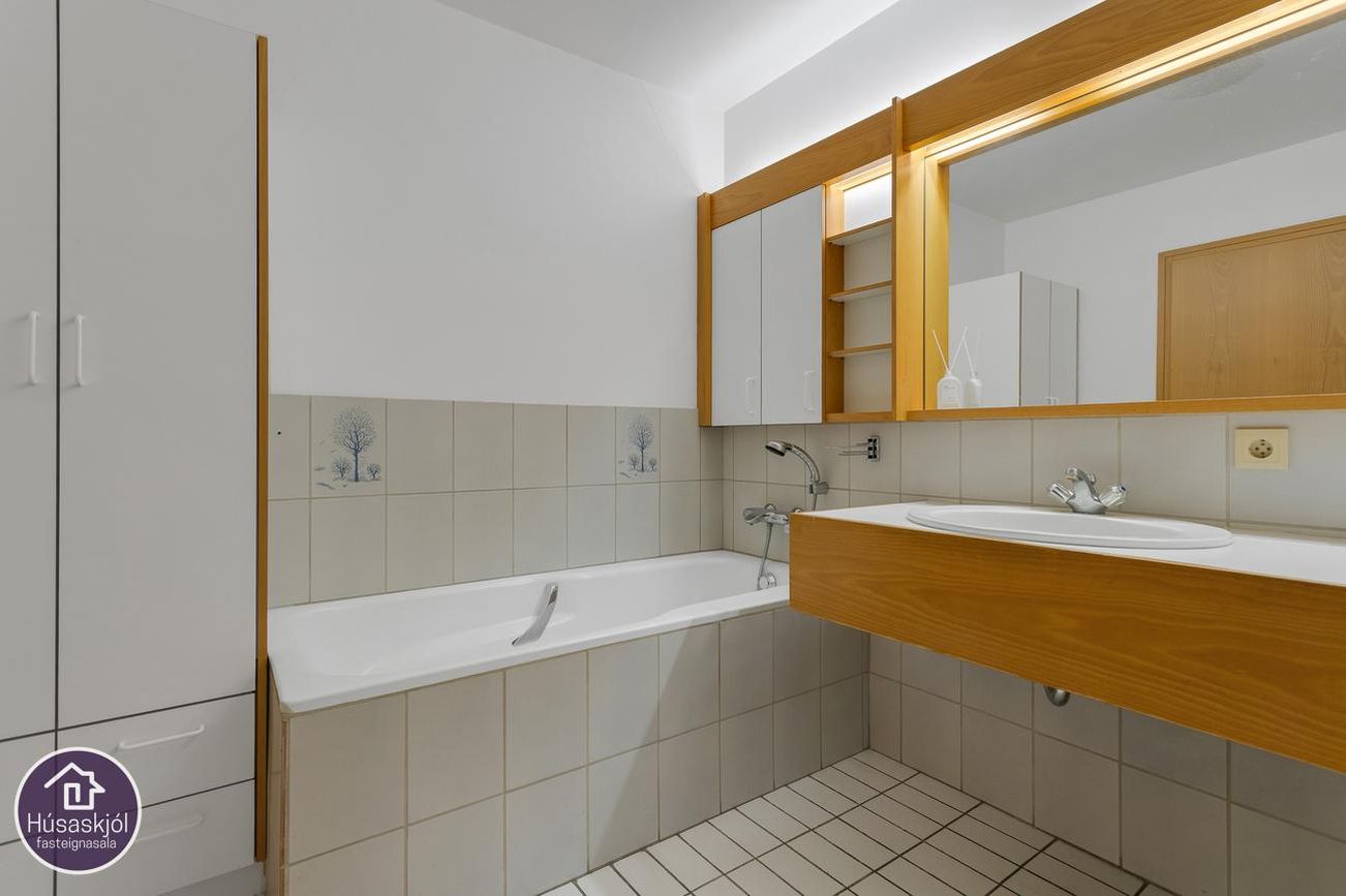 Miðleiti 7 - 0402, 103 Reykjavík