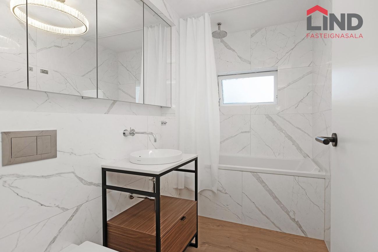 Laugarásvegur 1, 104 Reykjavík