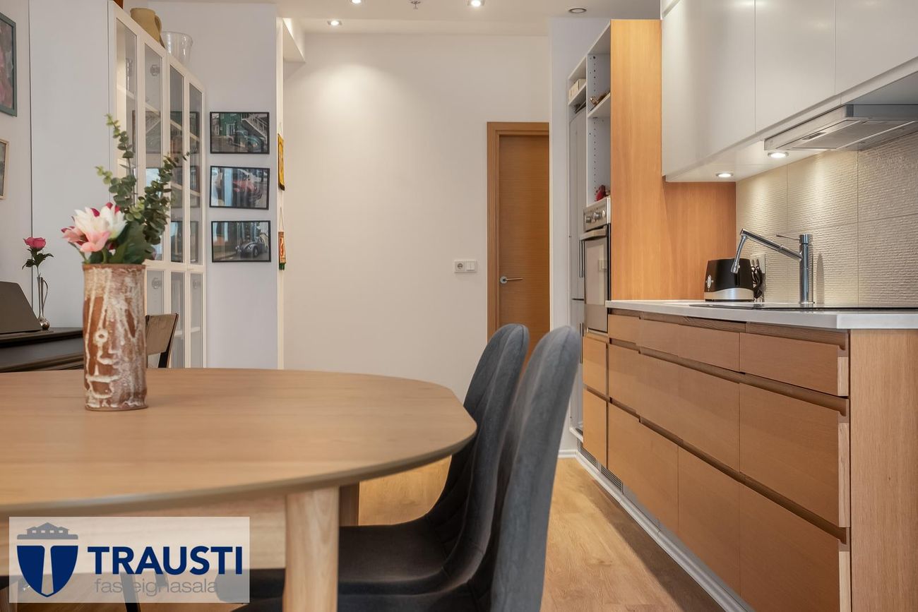 Laugavegur 103, 105 Reykjavík