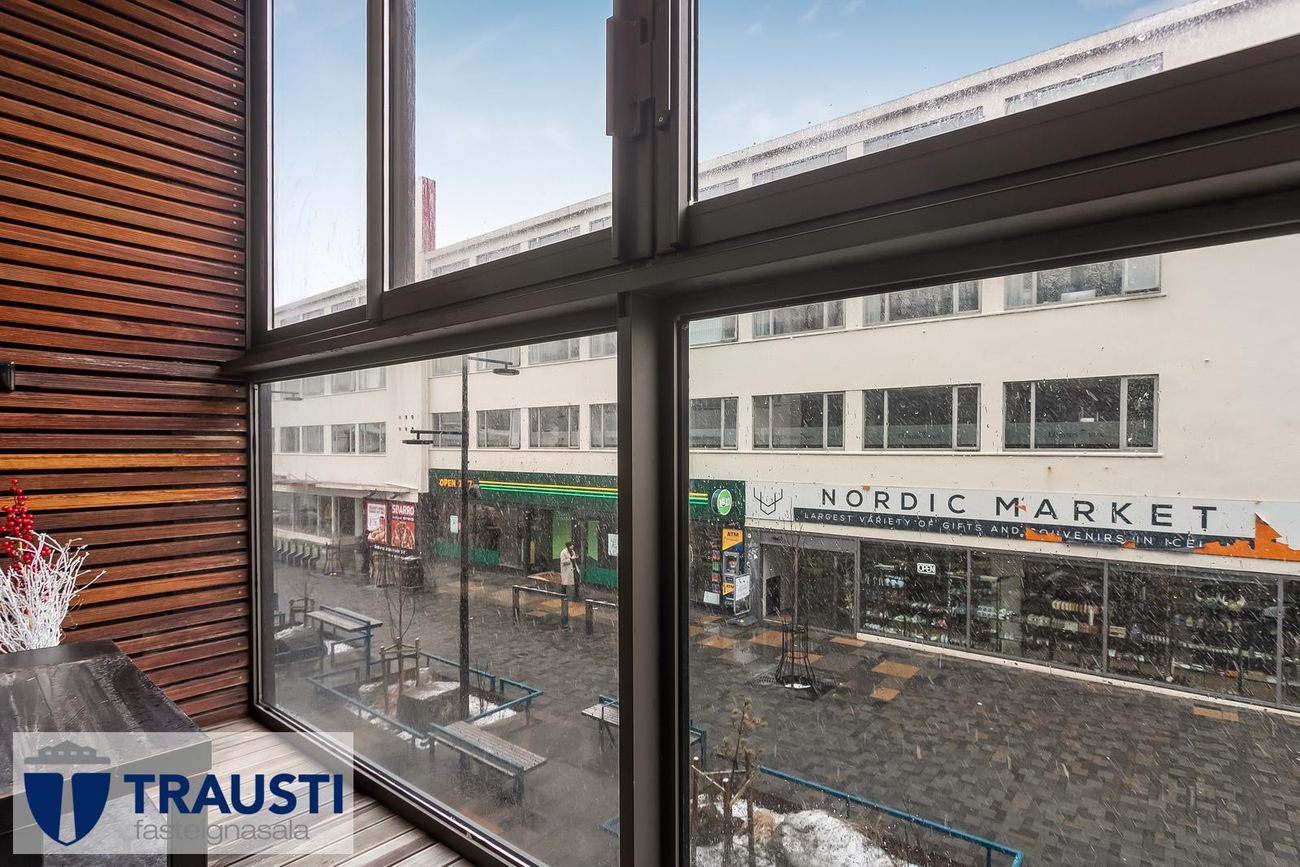 Laugavegur 103, 105 Reykjavík