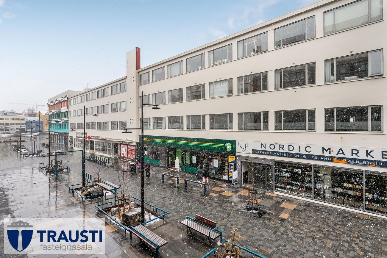 Laugavegur 103, 105 Reykjavík