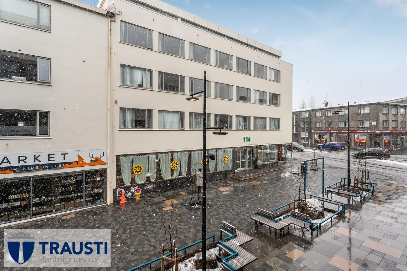 Laugavegur 103, 105 Reykjavík