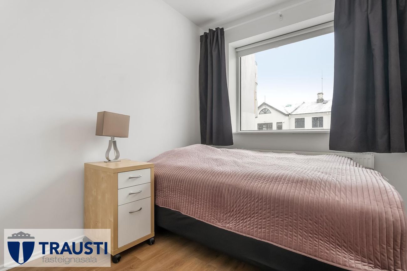 Laugavegur 103, 105 Reykjavík