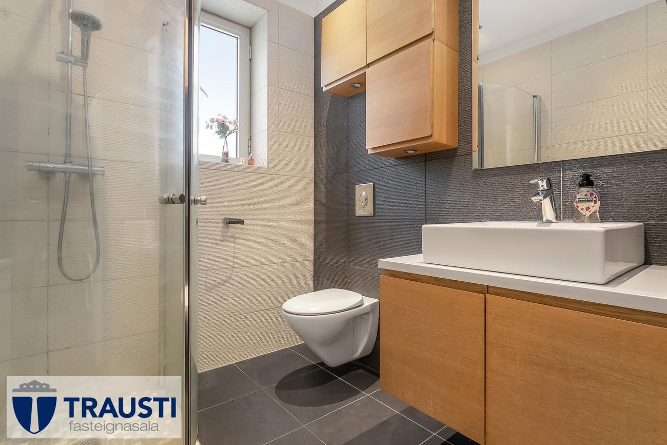 Laugavegur 103, 105 Reykjavík