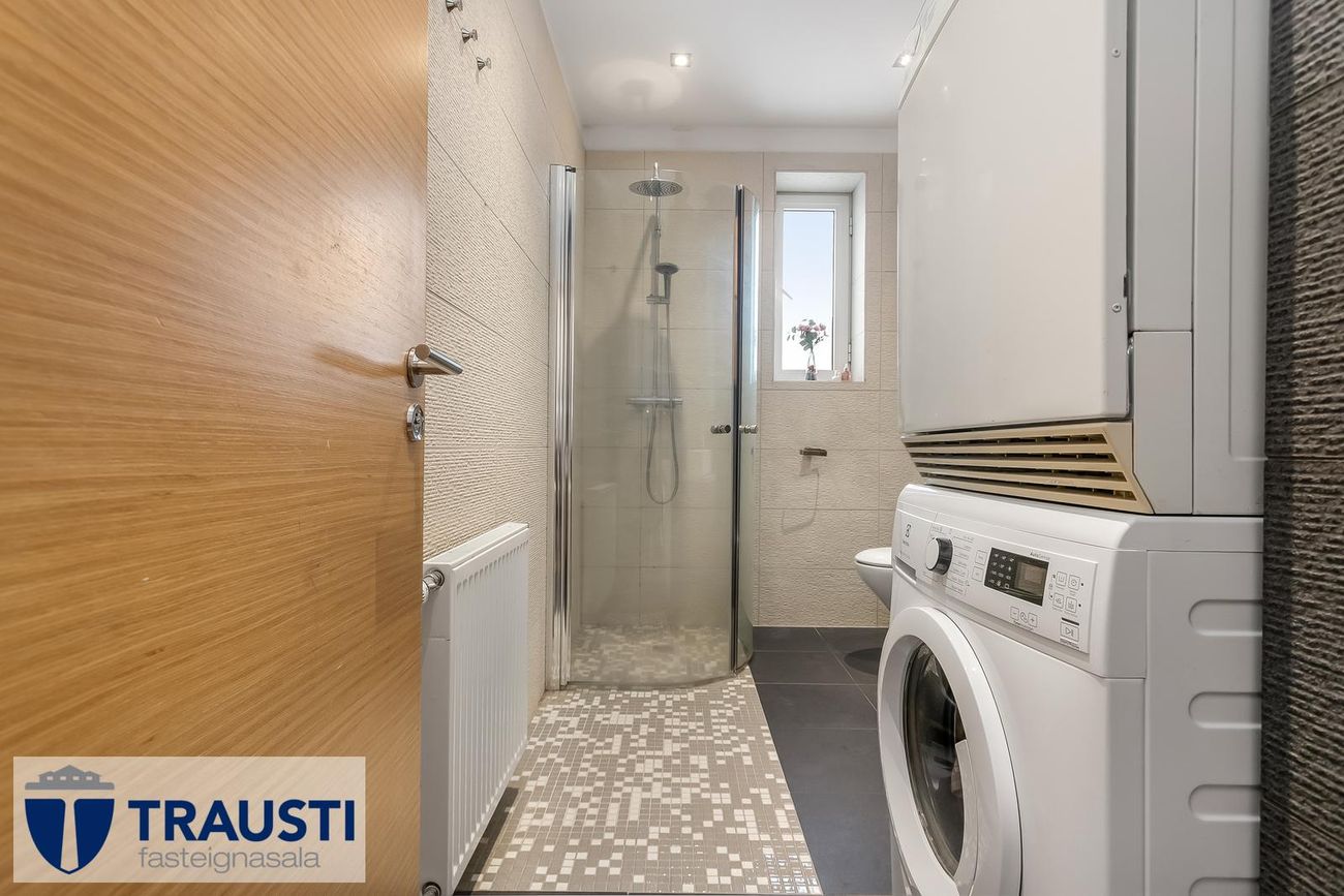 Laugavegur 103, 105 Reykjavík