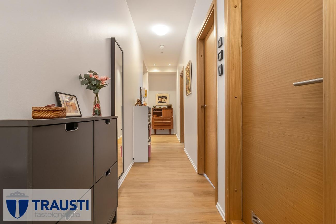 Laugavegur 103, 105 Reykjavík