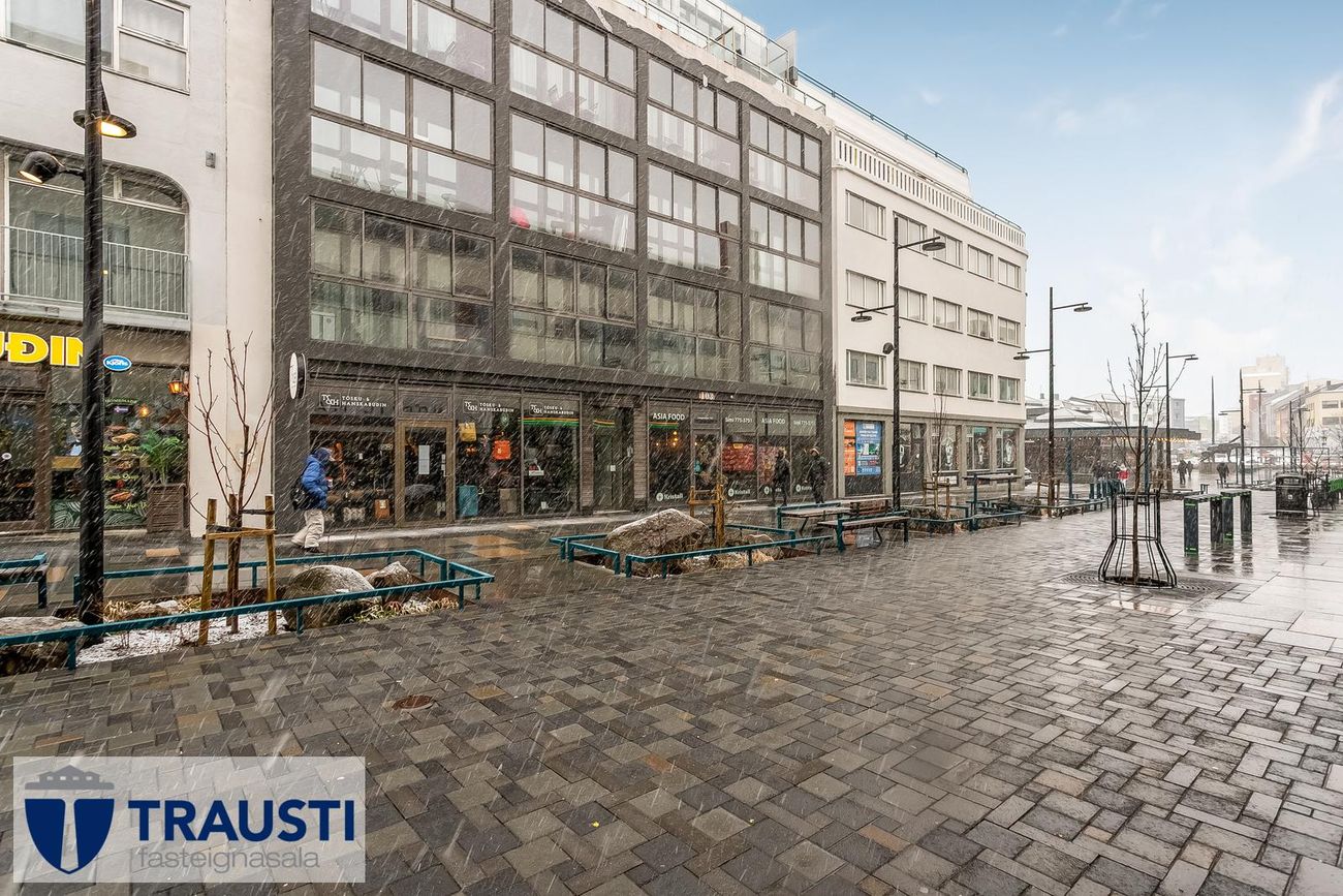 Laugavegur 103, 105 Reykjavík