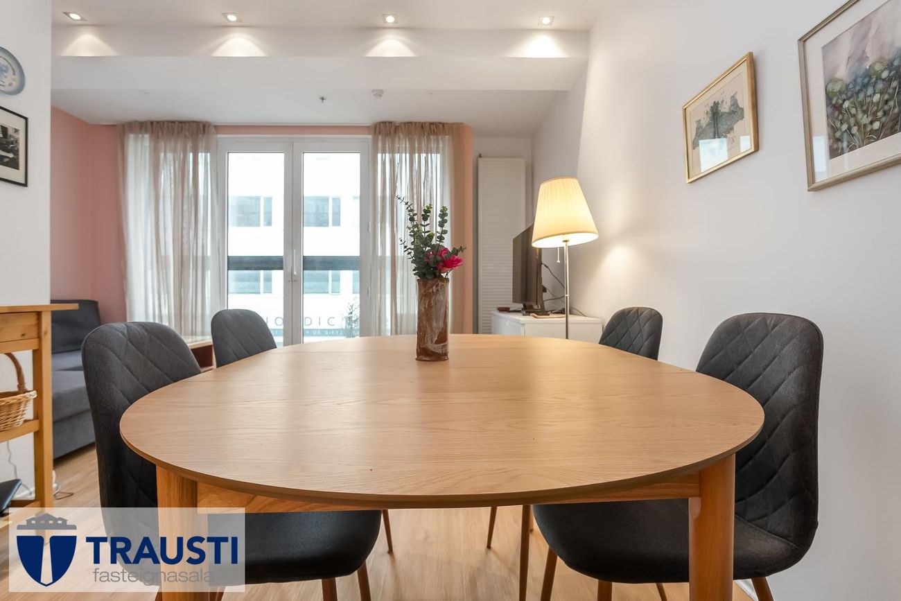 Laugavegur 103, 105 Reykjavík