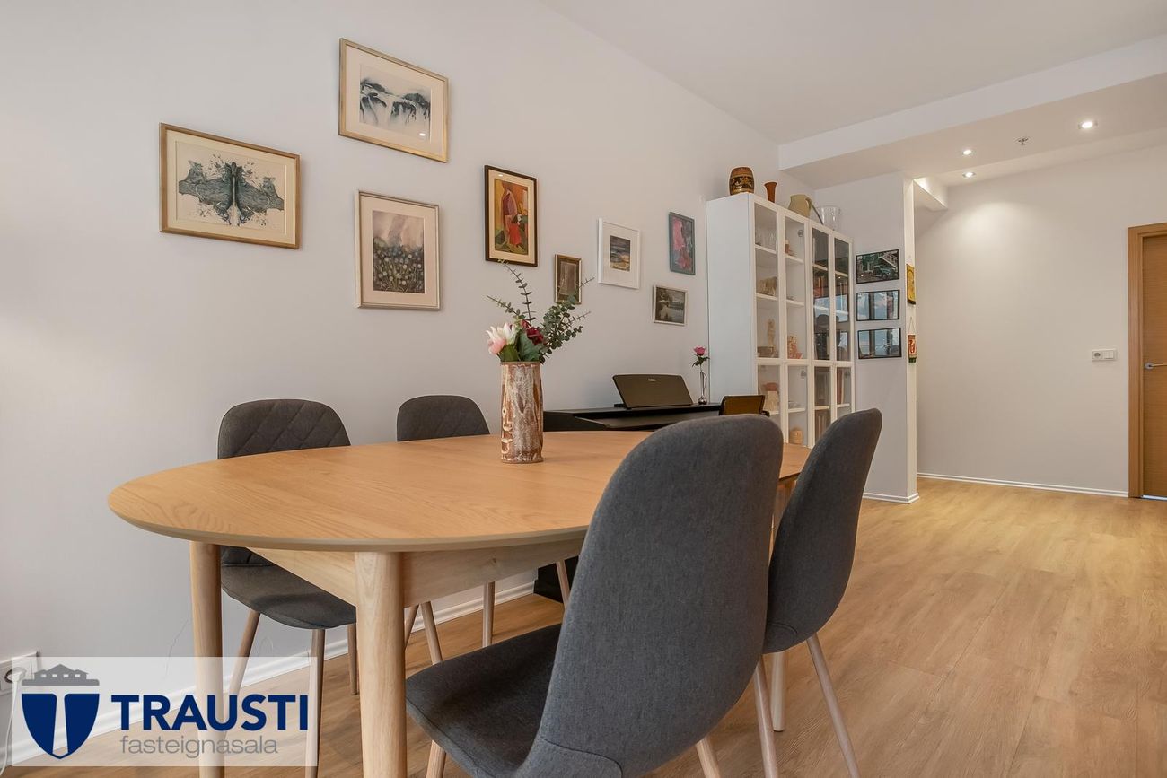 Laugavegur 103, 105 Reykjavík