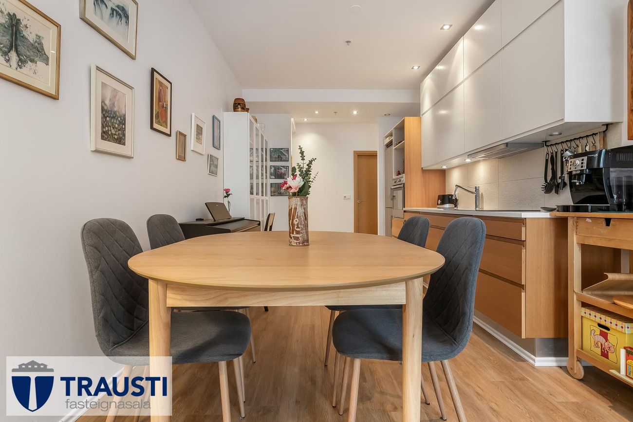 Laugavegur 103, 105 Reykjavík