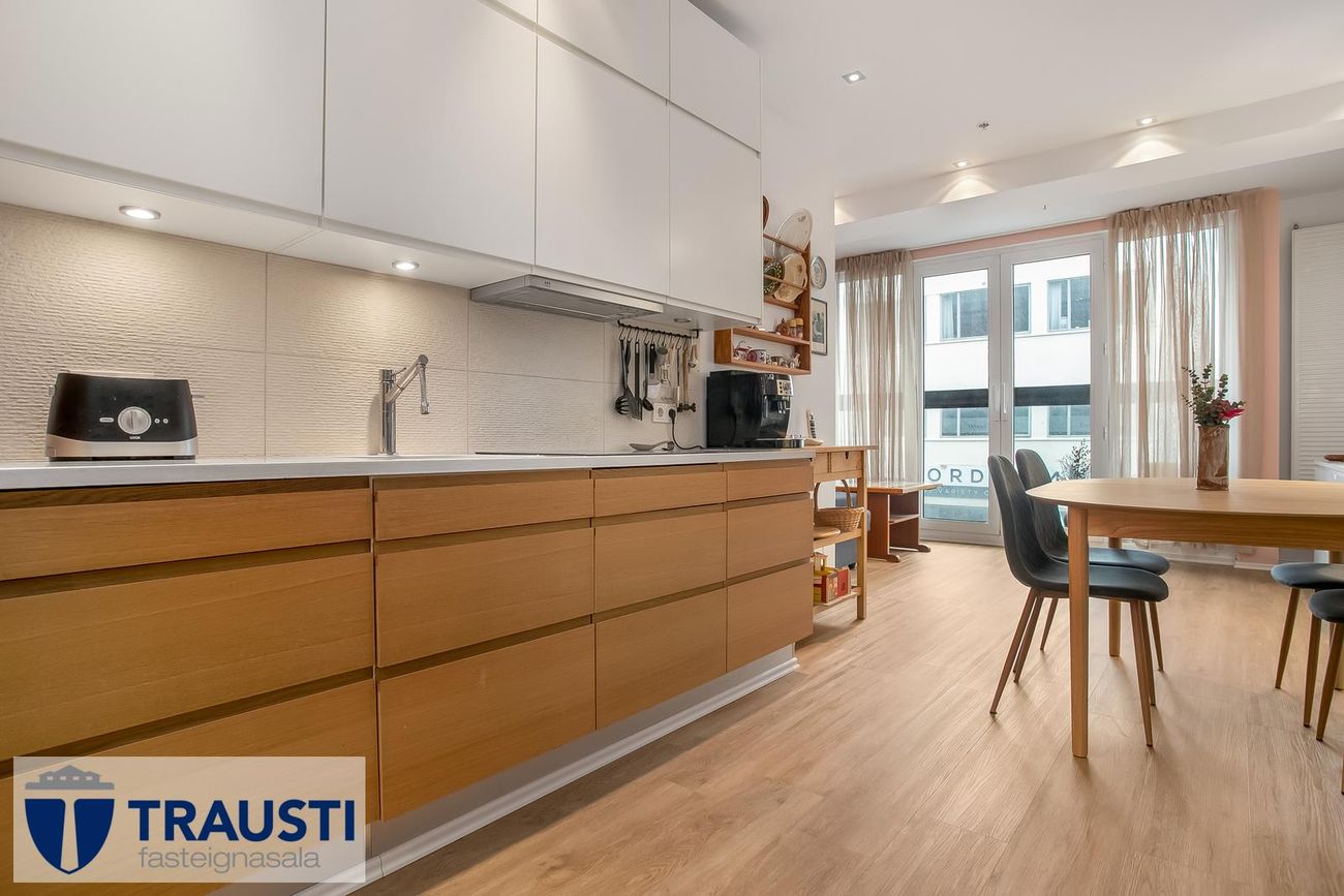 Laugavegur 103, 105 Reykjavík