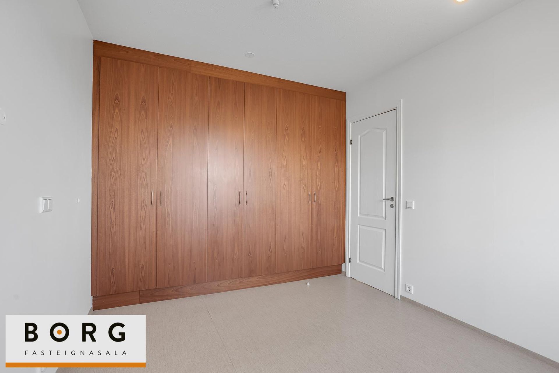 Hraunbær 109 - 0101, 110 Reykjavík