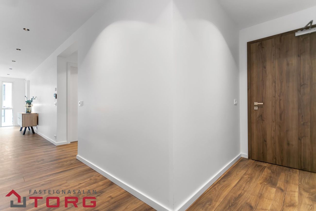 Grensásvegur 1F - 0303, 108 Reykjavík