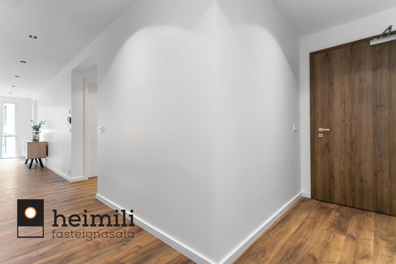 Grensásvegur 1B, 108 Reykjavík